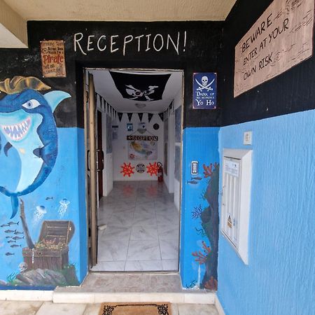 Хостел Pirate Backpackers Улцинь Экстерьер фото