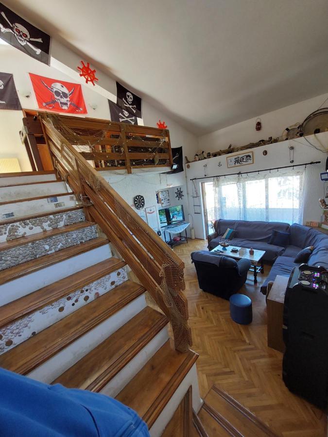 Хостел Pirate Backpackers Улцинь Экстерьер фото