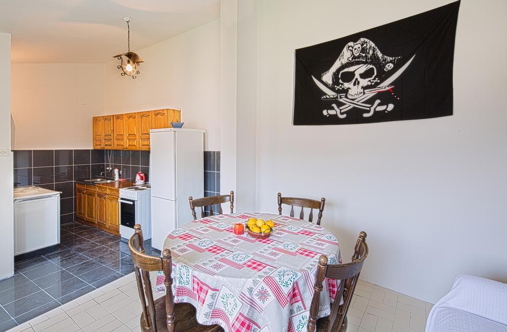 Pirate Backpackers Улцинь Номер фото