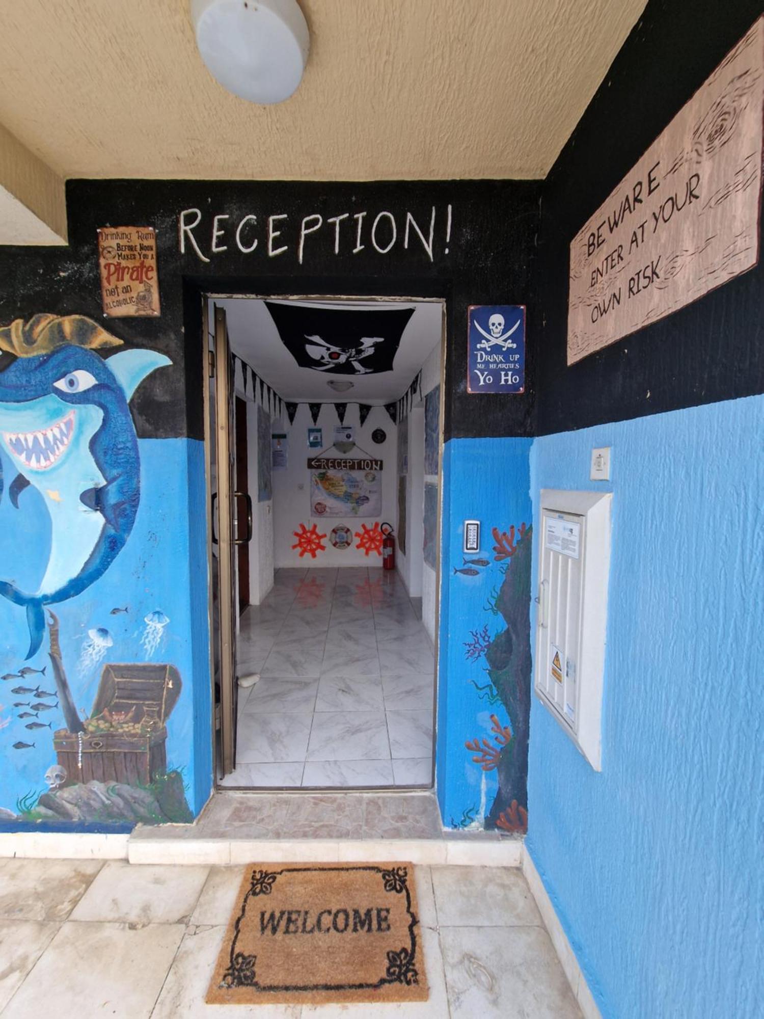 Хостел Pirate Backpackers Улцинь Экстерьер фото