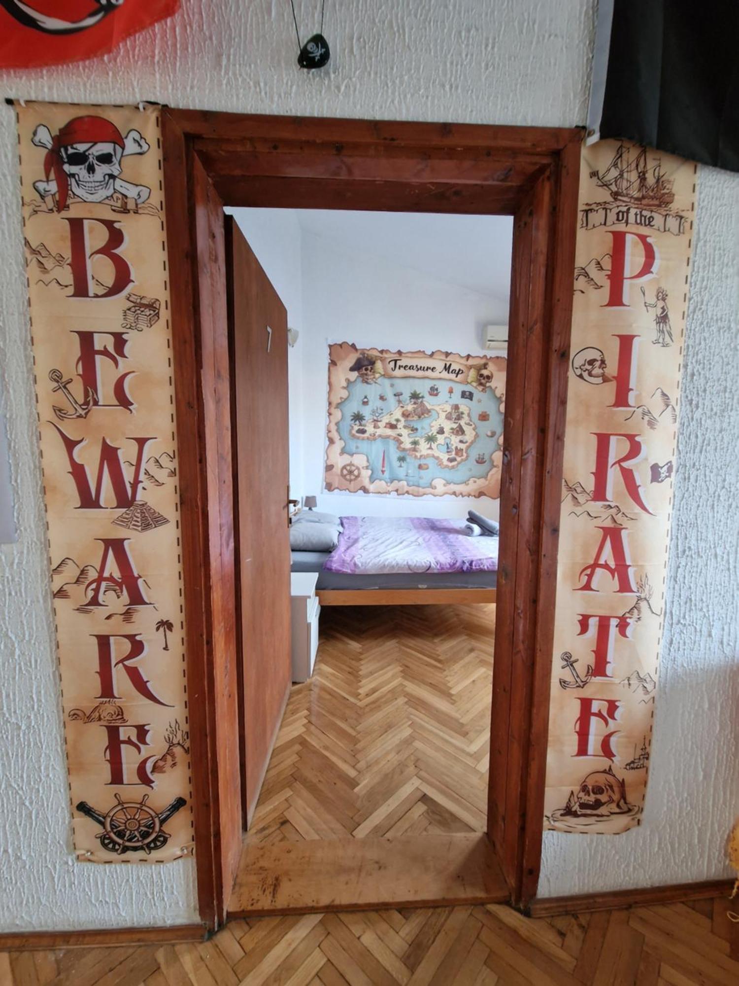 Хостел Pirate Backpackers Улцинь Экстерьер фото