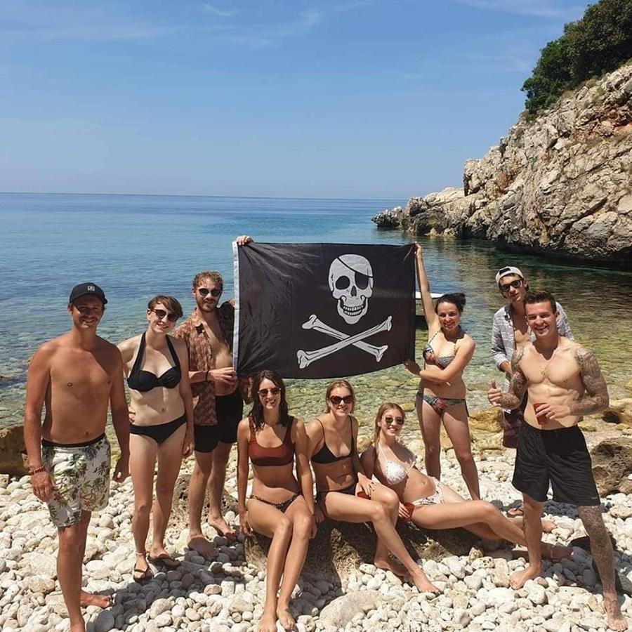 Хостел Pirate Backpackers Улцинь Экстерьер фото